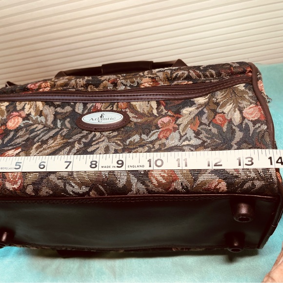 Final Price - VTG Carry-On: Makeup, Overnight, Gym, Hobby, Craft bag or handbag - Picture 10 of 16